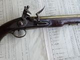 un vieux pistolet posé sur une feuille de papier