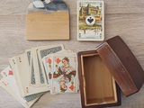 une boîte en bois contenant des cartes à jouer et une boîte en bois contenant des cartes à jouer