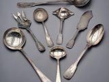 a lot of spoons and spoon spoons that are on the table