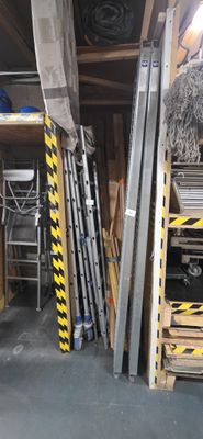 une pièce remplie de différents types d'outils