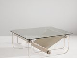 une table basse en verre avec des pieds en métal et un plateau carré en verre