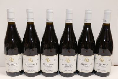 six bouteilles de vin rouge sont alignées sur une table
