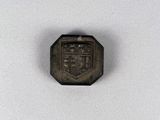 une vieille pièce de monnaie sur laquelle figure un blason