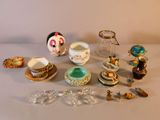 un grand nombre d'objets différents posés sur une table