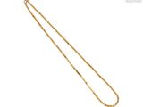 un collier en or avec une chaîne sur fond blanc