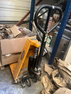 une pile de cartons posée par terre à côté d'une fourchette