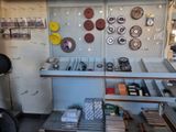 une pièce remplie d'une multitude d'objets de toutes sortes