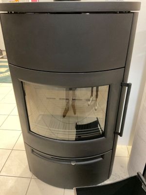 un poêle noir posé dans un coin de la pièce