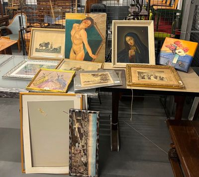 une table sur laquelle sont posées de nombreuses photos