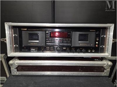 une photo d'une chaîne hi-fi posée sur une table
