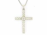 un pendentif en forme de croix en diamant, suspendu à une chaîne, sur fond blanc