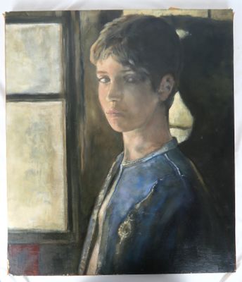 tableau représentant une femme en robe bleue regardant par la fenêtre