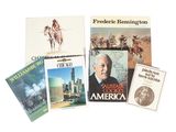 un grand nombre de livres posés sur une table