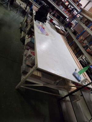 une table sur laquelle sont posés de nombreux objets, dans une pièce