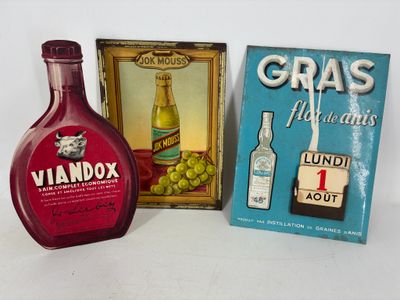 une bouteille de vin à côté d'une boîte d'alcools
