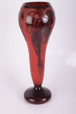 un vase en verre rouge orné d'un motif noir