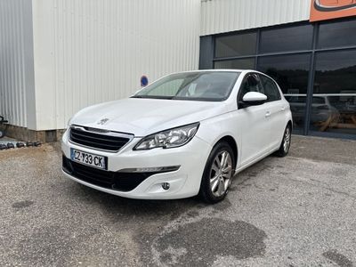 la voiture blanche est garée devant un bâtiment