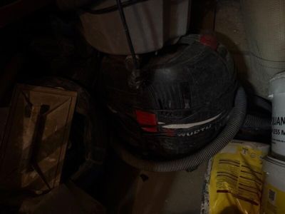 une photo d'un casque et d'un pot de peinture