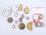 de nombreux types d'horloges et de montres sur la table