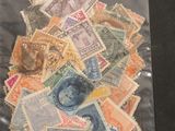 de nombreux timbres différents dans un sac posé sur la table