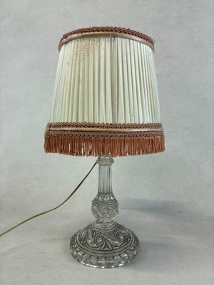 une lampe posée sur une table et munie d'un abat-jour