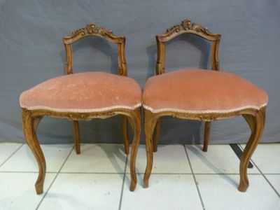 Paire de chaises en noyer de style Louis XX, assise de velou…