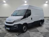 une camionnette blanche garée sur un sol en damier