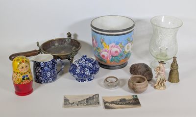 un grand nombre d'objets posés sur une table