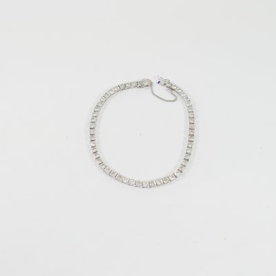 gros plan d'un bracelet sur une surface blanche