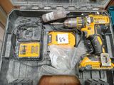 deux outils dans une mallette posée par terre