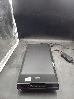 un ordinateur portable posé sur une table dans une pièce