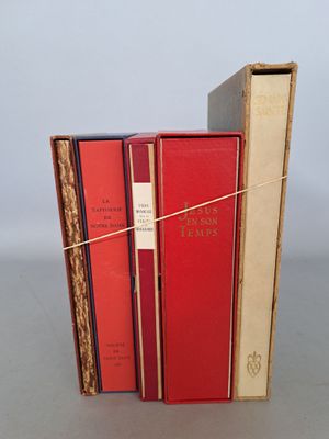trois livres sont empilés sur une table