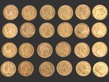 une vaste collection de pièces d'or sur fond noir