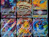 quatre cartes Pokémon différentes posées sur une table avec un fond noir