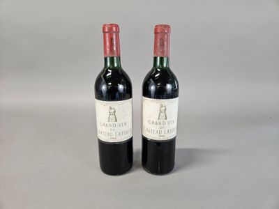 deux bouteilles de vin rouge posées l'une à côté de l'autre sur une table
