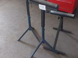 une boîte à outils rouge posée sur un support dans un garage