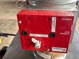 une machine rouge posée sur une table
