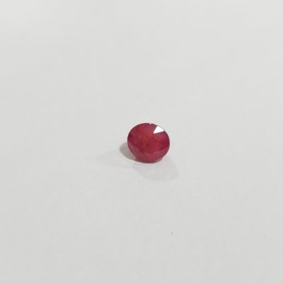 des rubis rouges sur un fond blanc