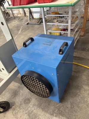une machine bleue posée sur le sol