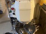 une photo d'une cuisine avec un mixeur et un saladier