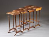trois tables en bois empilées les unes sur les autres sur une surface grise