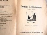 un livre sur la couverture duquel figure l'image d'une ville