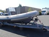 un bateau sur une remorque dans un parking