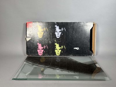 une boîte ornée d'une image, posée sur une table en verre
