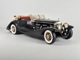 un ancien modèle de voiture noire sur un fond blanc