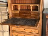 une armoire en bois avec des tiroirs et un plateau de bureau