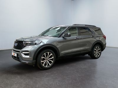 Un Ford Explorer gris de 2020 est garé dans une grande pièce