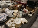 de nombreuses assiettes et tasses posées sur une table dans une pièce