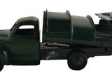 un petit camion vert avec une machine à l'arrière