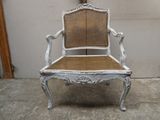 une chaise blanche avec une assise en osier